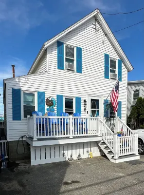 Walking distance to Salisbury Beach, parking for 5 cars, 3-bedroom house, WiFi 파인스 캠핑 에어리어 주변 호텔