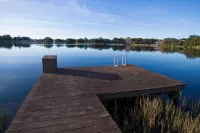 Spacious 4-bedroom Orlando Lakefront House w/ Pool near Downtown