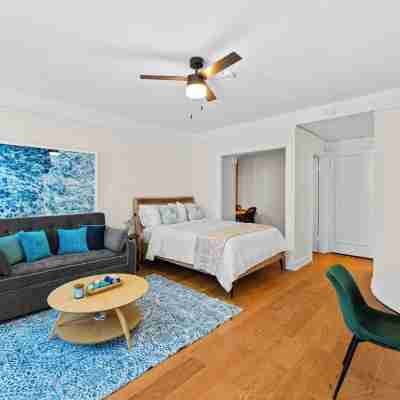 Downtown Studio Near Convention Center and Beach Free Parking Rooms
