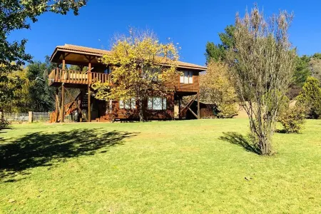 Nougat Cabin. Luxury log cabin within walking distance of shops and restaurants.