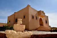 Villa sur Colline Avec Piscine son Vis-à-vis, Hotels in Rehamna