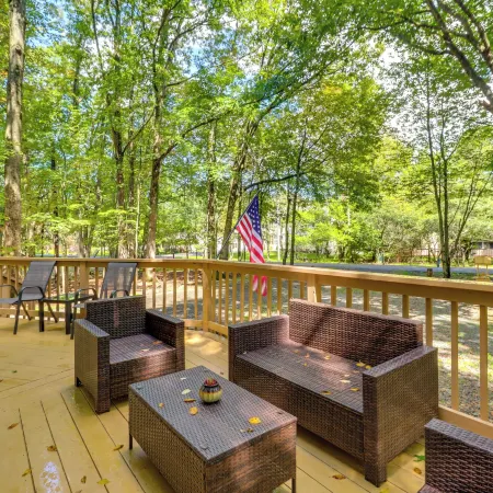 Deck, Fire Pit & Pool Access: Pennsylvania Home!