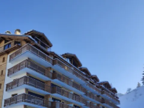 COURCHEVEL 1650, stand. apartment sleeps 8, 100 m gondola, covered parking.