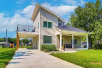 Rock Hall Retreat w/ Balcony Near Park & Marina! - 3-Star