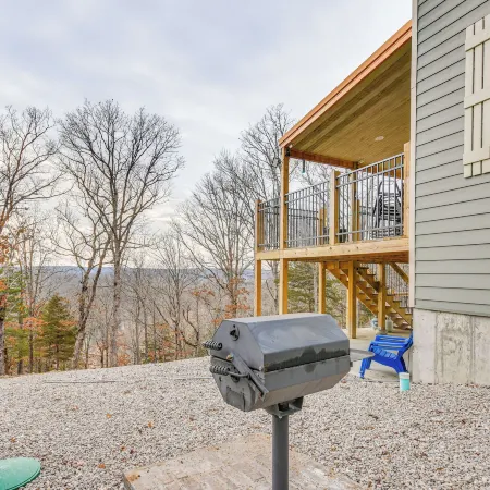 Covered Porch & Fire Pit: Cabin in Richland