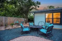 Das Weinhaus Pool & Hot Tub - Walk to Main St