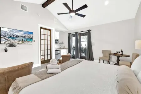 Schubert Inn Suite A with Pool-Grill - 2Blks to Main