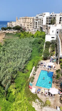 Follow the Sun Boutique Hostel - Pool, Breakfast & Sea Views