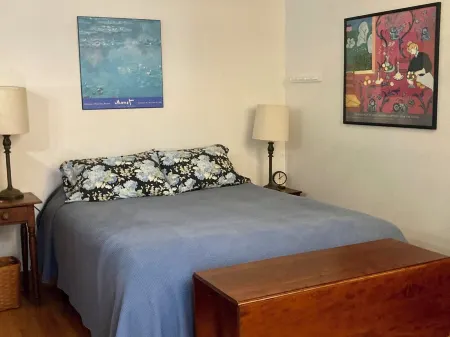 Lovely Tranquil in-Town Cottage, Available for Special Winter Weekly/mo. Rates