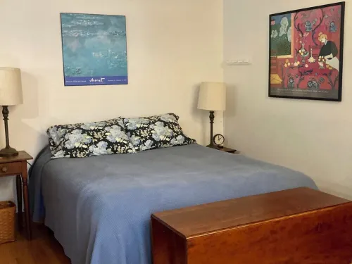 Lovely Intown Cottage Close to College, Shops, Coast, in Leafy ,Tranquil Setting