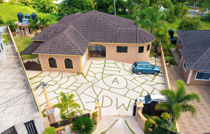 Spacious 2-bedroom apartment in Mandeville with hot tub ,WiFi and private garage