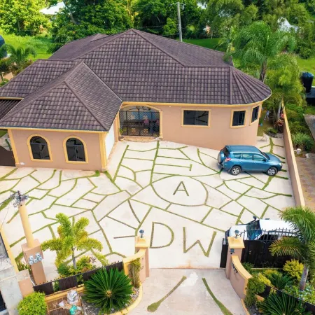Cozy 1-bedroom apartment in charming Mandeville with WiFi, AC