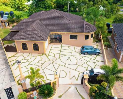 Spacious 2-bedroom apartment in Mandeville with hot tub ,WiFi and private garage Hotels in Mandeville