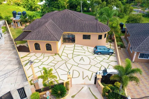 Spacious 2-bedroom apartment in Mandeville with hot tub ,WiFi and private garage Hotels in Mandeville