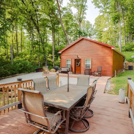 Cozy Pet-Friendly Cabin in Hocking Hills with Hot Tub, Firepit and Hiking Nearby