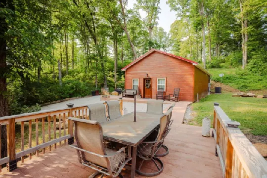Cozy Pet-Friendly Cabin in Hocking Hills with Hot Tub, Firepit and Hiking Nearby