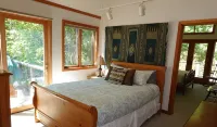 Waterfront cottage with tidelands, creek and waterfall!