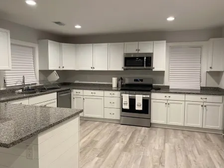 Family size house 10 Minutes from Downtown Summerville. Отели рядом с достопримечательностью «Middleton Place Equestrian Center»