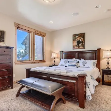 Beautiful 3 bedroom with private hot tub, walkable to town and trails