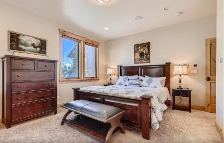 Beautiful 3 bedroom with private hot tub, walkable to town and trails Отели в г. Фриско