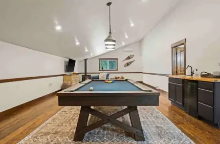 Peaceful cabin overlooking meadow with hot tub