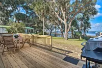 2 Living Rooms: Crescent City Home - parking