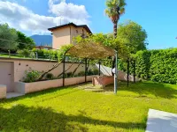 Elegant Villa with private garden in Castello Hotels in Castelveccana