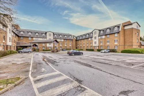 Premier Inn London Gatwick Airport (A23 Airport Way) Hotel - Park Yeri