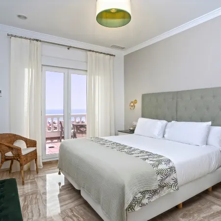 Villa with pool in front of the beach. La Barrosa