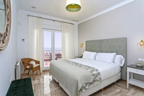 Villa with pool in front of the beach. La Barrosa