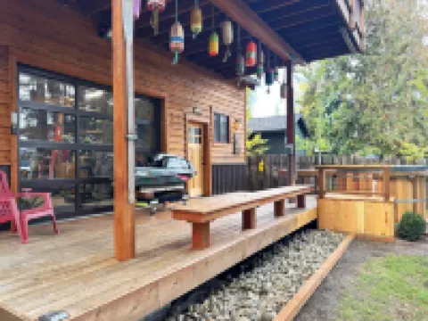 Cozy Lakeside Winter Cabin, Pet Friendly, Cedar Hot Tub with Moonrise Views