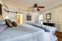 Charming Lake Retreat w/ Patio & Boat Parking! - Parkplatz