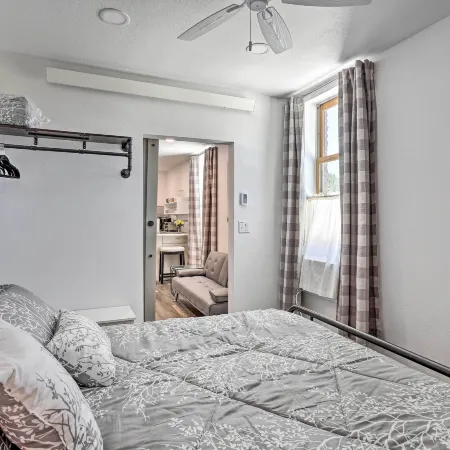 Walk to Dining, Breweries and Shops! Dtwn Custer Apt Hotels in Custer