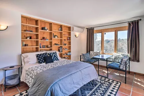 Casa Al Reves Pueblo-Style House with Views! - บังกะโล