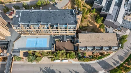 Ski-in/Ski-Out Access and Modern Kitchenette - Cozy Mountain Retreat Отели рядом с достопримечательностью «Квандари Пик Трейлхед»