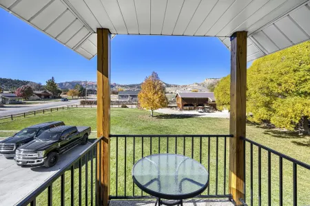 Happy Trails West Inn