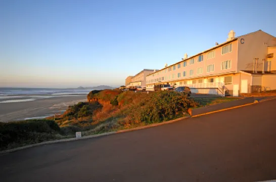 希洛紐波特套房酒店