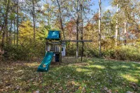 AVL Estate: 5K sq ft, Golf Sim, Speakeasy, Hot Tub, Sauna, Sleeps 20 + 2 pets