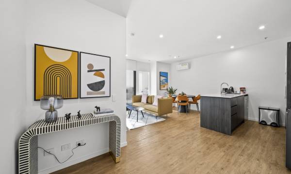 Refined 2-Bed With Luxurious Building Amenities