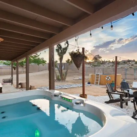 Alana House - Pool, Hot Tub, BBQ, Fire Pit + Walk to Hikes! 4 Bedroom Home by RedAwning