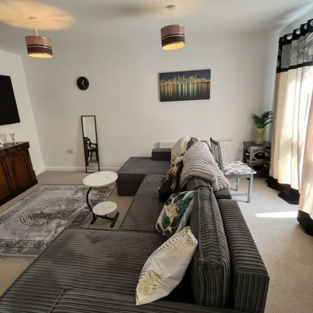 Central 2-Bed Apartment - Sleeps 5 & Free Parking