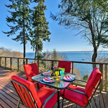 Puget Sound Escape Private Beach and Oversized Deck