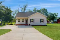 4BR Lakefront Retreat w/ Furnished Deck, Dock - 3 tähden