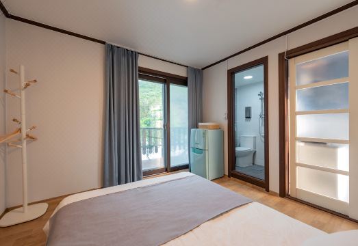 펜션 전경 및 산책로