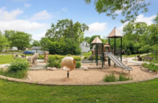 Urban Retreat- Entire House. King beds. Central location.