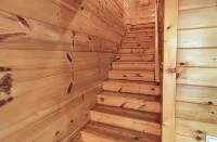 Romantic, Cozy & Beautiful Getaway Cabin, Hot Tub & Close to Parkway!