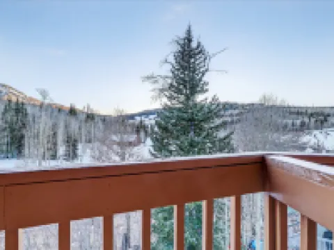 Cozy Fireplace and Scenic Deck - Inviting Mountain Retreat
