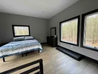 Secluded modern cabin with hot tub Hotels in Highland