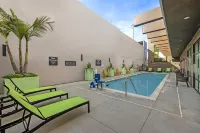 Home2 Suites by Hilton Riverside Downtown - Kolam Renang