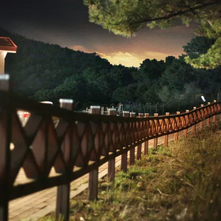 Geoje Pine Scent Fishing Pension Отели рядом с достопримечательностью «Скала Синсондэ»